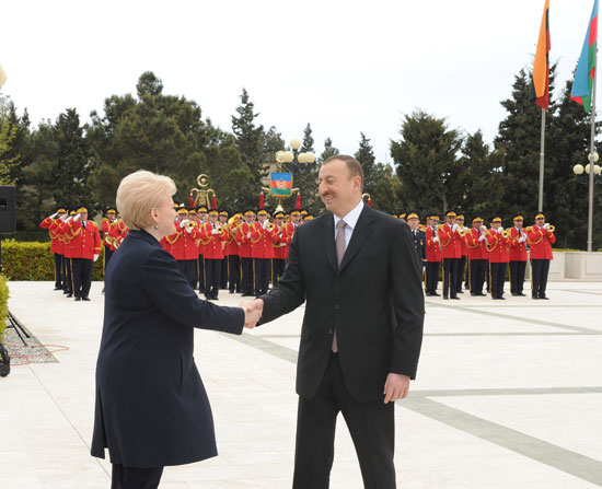 Lithuanian President officially welcomed to Azerbaijan (PHOTO)