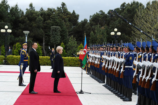 Lithuanian President officially welcomed to Azerbaijan (PHOTO)
