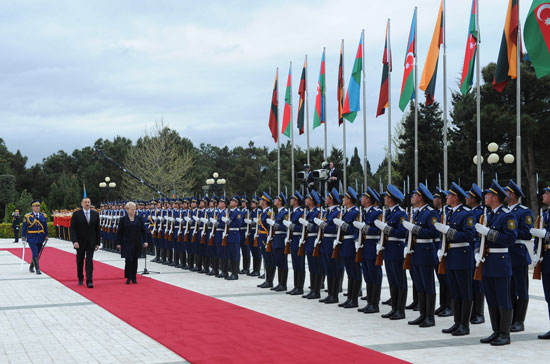 Lithuanian President officially welcomed to Azerbaijan (PHOTO)