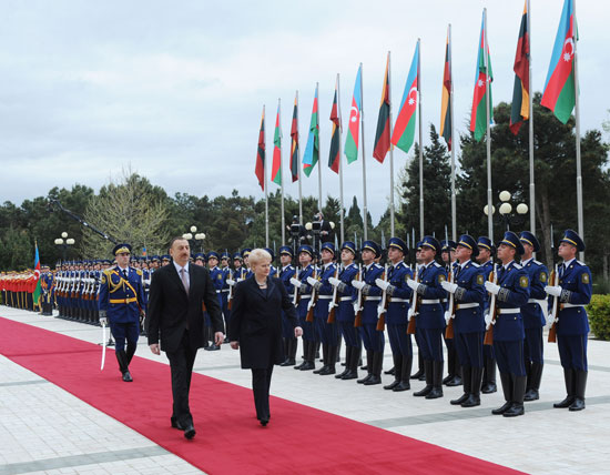 Lithuanian President officially welcomed to Azerbaijan (PHOTO)