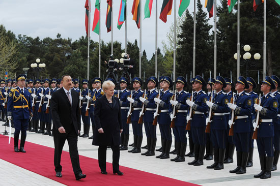 Lithuanian President officially welcomed to Azerbaijan (PHOTO)