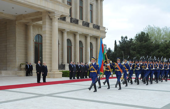 Lithuanian President officially welcomed to Azerbaijan (PHOTO)
