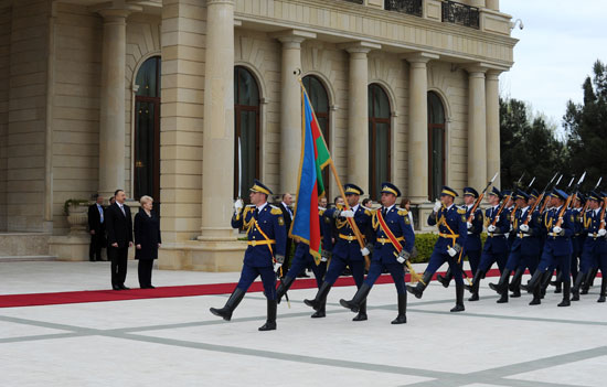 Lithuanian President officially welcomed to Azerbaijan (PHOTO)