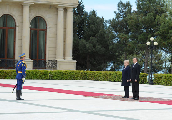 Lithuanian President officially welcomed to Azerbaijan (PHOTO)