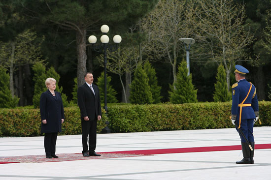 Lithuanian President officially welcomed to Azerbaijan (PHOTO)