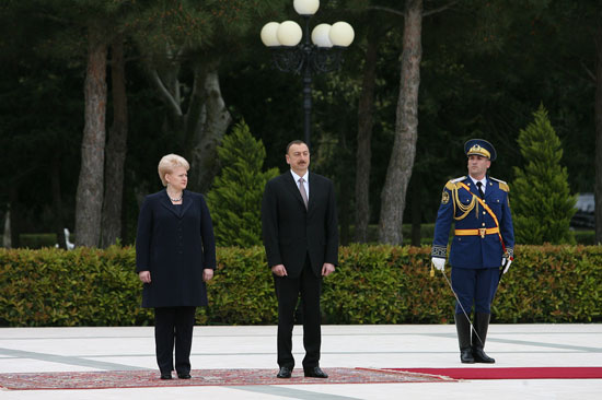 Lithuanian President officially welcomed to Azerbaijan (PHOTO)