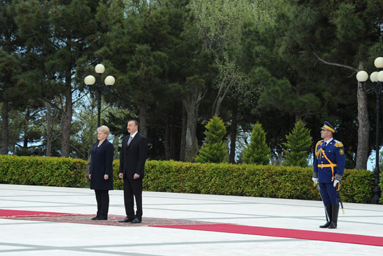 Lithuanian President officially welcomed to Azerbaijan (PHOTO)