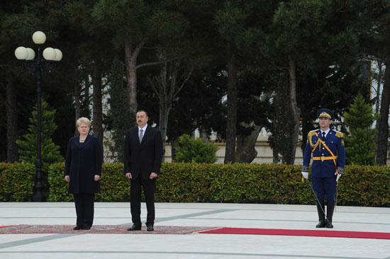 Lithuanian President officially welcomed to Azerbaijan (PHOTO)