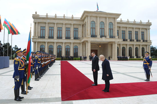 Lithuanian President officially welcomed to Azerbaijan (PHOTO)