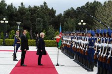 Lithuanian President officially welcomed to Azerbaijan (PHOTO)