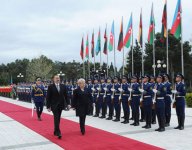 Lithuanian President officially welcomed to Azerbaijan (PHOTO)