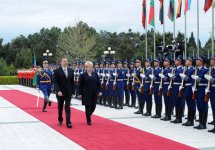 Lithuanian President officially welcomed to Azerbaijan (PHOTO)