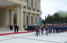 Lithuanian President officially welcomed to Azerbaijan (PHOTO)