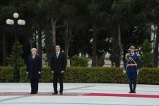 Lithuanian President officially welcomed to Azerbaijan (PHOTO)