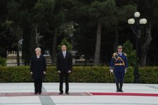 Lithuanian President officially welcomed to Azerbaijan (PHOTO)