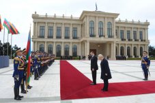 Lithuanian President officially welcomed to Azerbaijan (PHOTO)