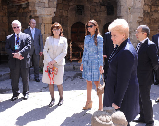 Lithuanian President and Azerbaijan's First Lady tour historic core of Baku (PHOTO)