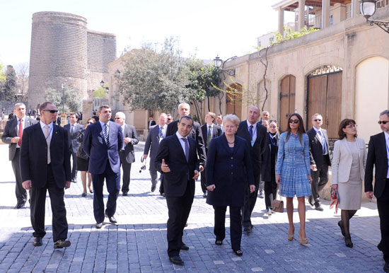 Lithuanian President and Azerbaijan's First Lady tour historic core of Baku (PHOTO)