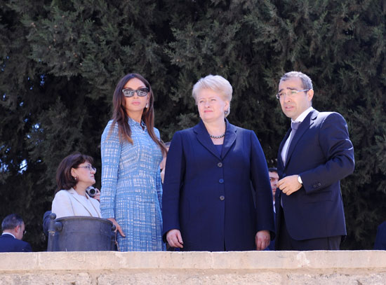 Lithuanian President and Azerbaijan's First Lady tour historic core of Baku (PHOTO)