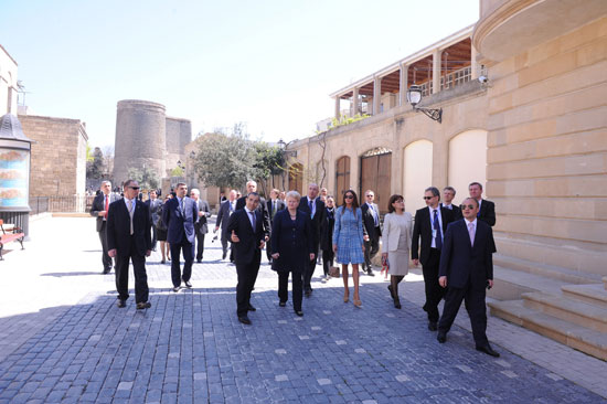 Lithuanian President and Azerbaijan's First Lady tour historic core of Baku (PHOTO)