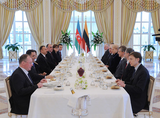 Azerbaijani President hosts official dinner in honour of Lithuanian counterpart (PHOTO)