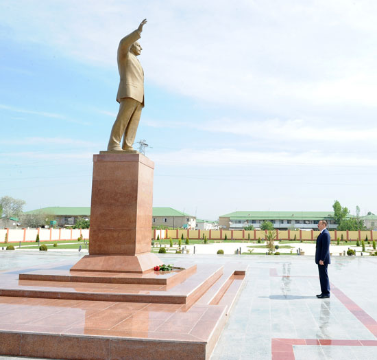 Azerbaijani President visits monument to national leader Heydar Aliyev in country's Sabirabad region (PHOTOS)