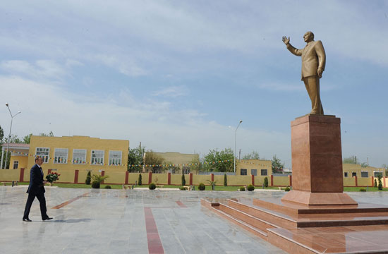 Azerbaijani President visits monument to national leader Heydar Aliyev in country's Sabirabad region (PHOTOS)