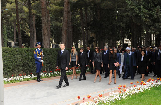 Azerbaijani President and his spouse visit tomb of National Leader Heydar Aliyev (UPDATE) (PHOTOS)