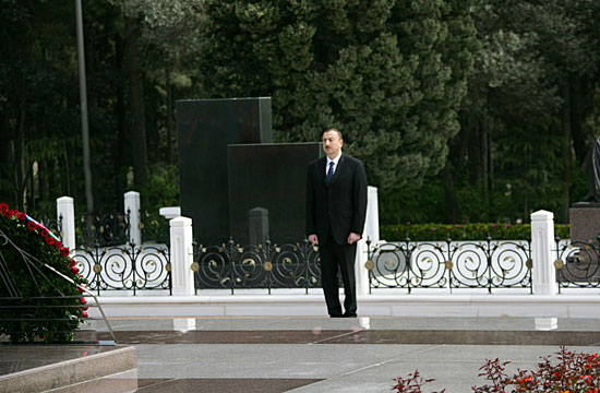 Azerbaijani President and his spouse visit tomb of National Leader Heydar Aliyev (UPDATE) (PHOTOS)