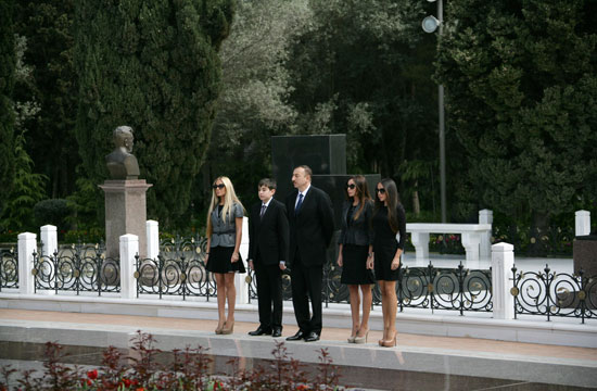 Azerbaijani President and his spouse visit tomb of National Leader Heydar Aliyev (UPDATE) (PHOTOS)