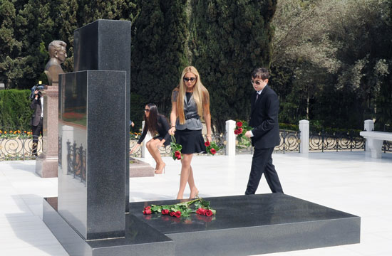 Azerbaijani President and his spouse visit tomb of National Leader Heydar Aliyev (UPDATE) (PHOTOS)