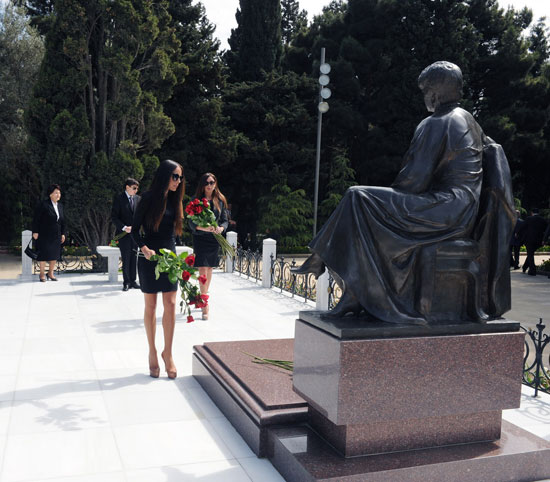Azerbaijani President and his spouse visit tomb of National Leader Heydar Aliyev (UPDATE) (PHOTOS)