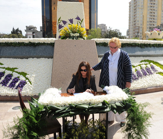 Azerbaijani President and his spouse join flower festival (PHOTOS)
