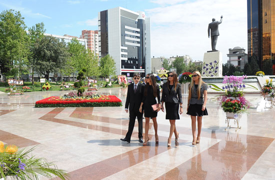 Azerbaijani President and his spouse join flower festival (PHOTOS)