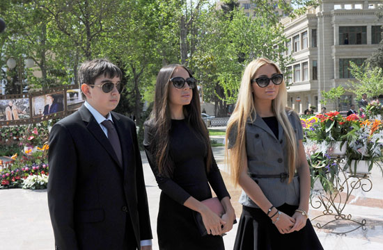 Azerbaijani President and his spouse join flower festival (PHOTOS)