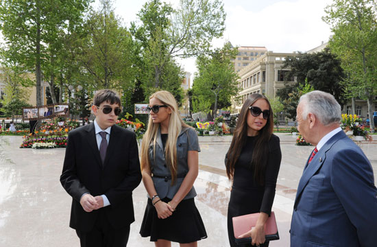 Azerbaijani President and his spouse join flower festival (PHOTOS)