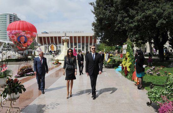 Azerbaijani President and his spouse join flower festival (PHOTOS)