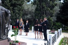 Azerbaijani President and his spouse visit tomb of National Leader Heydar Aliyev (UPDATE) (PHOTOS)