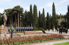 Azerbaijani President and his spouse visit tomb of National Leader Heydar Aliyev (UPDATE) (PHOTOS)