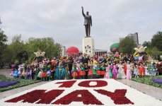 Azerbaijani President and his spouse join flower festival (PHOTOS)