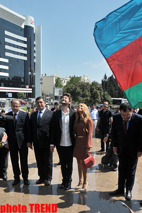 Winners of  Eurovision Song Contest 2011 laid flowers at monument to Heydar Aliyev (PHOTO)