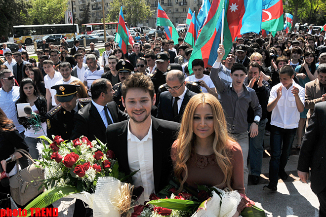 Winners of  Eurovision Song Contest 2011 laid flowers at monument to Heydar Aliyev (PHOTO)