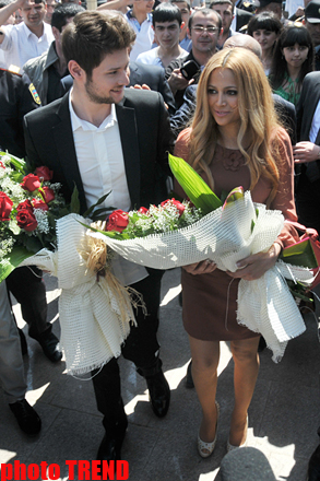 Winners of  Eurovision Song Contest 2011 laid flowers at monument to Heydar Aliyev (PHOTO)