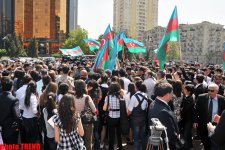 Winners of  Eurovision Song Contest 2011 laid flowers at monument to Heydar Aliyev (PHOTO)