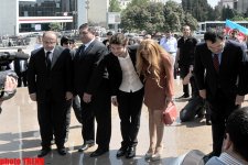 Winners of  Eurovision Song Contest 2011 laid flowers at monument to Heydar Aliyev (PHOTO)