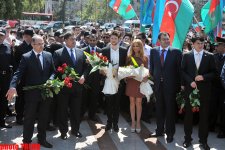 Winners of  Eurovision Song Contest 2011 laid flowers at monument to Heydar Aliyev (PHOTO)