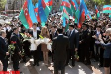 Winners of  Eurovision Song Contest 2011 laid flowers at monument to Heydar Aliyev (PHOTO)