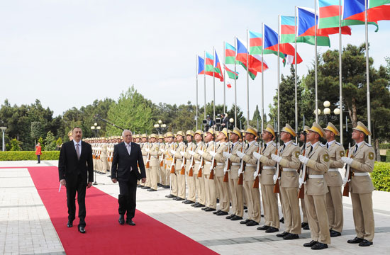 Czech President officially welcomed to Azerbaijan (PHOTO)