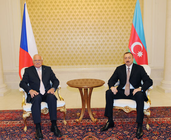 Azerbaijani and Czech presidents meet one-on-one (PHOTO)