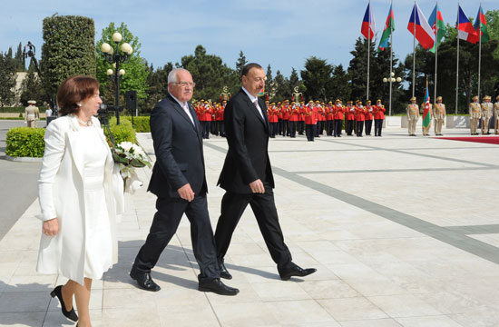 Czech President officially welcomed to Azerbaijan (PHOTO)